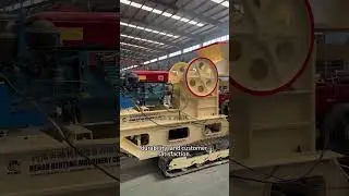 Crawler-Type Mobile Jaw Crusher with feeder and conveyor #jawcrusher #crusher #mobilecrusher