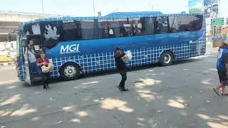 Bis  MGi terpantau menurunkan penumpang di pintu Tol Padalarang