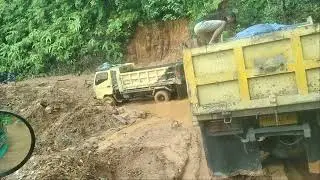 trans Papua Wamena- Jayapura semangat menikmati kubangan jalanan