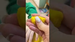 1ст.л.муки,3ст.л.соли,1ст.л. лимон.кислоты,3ст.л растит.масла,стакан воды,краситель. варить-3мин