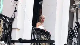 Rachel Zegler performing Don&rsquo;t Cry for Me Argentina on the balcony of the London Palladium.