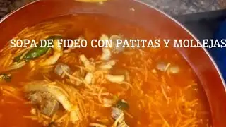 Sopa de fideo con patitas de pollo y mollejas