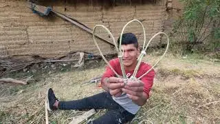 Estoy preparando un farol con los tallos de la flor de Cantuta.