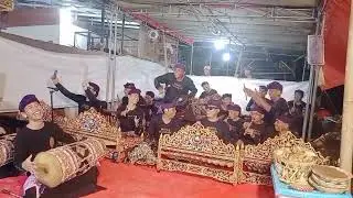 Dede Nugi dan crewnya tampil