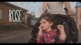 Rose, 3 ans, découvre les objets