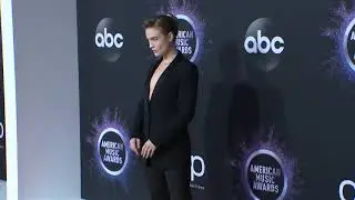 Maddie Hasson Red Carpet Fashion I AMAs 2019