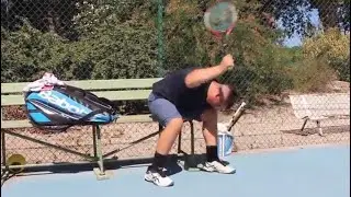 JOUER AU TENNIS