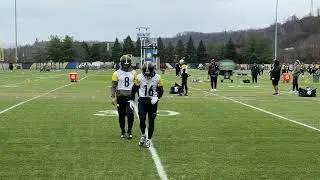 Aaron Rodgers Again Practicing with Cast on Left Wrist | Steelers Sights & Sounds