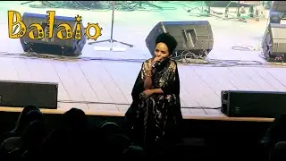 MANU DIAS canta 