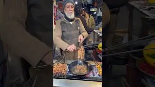 Peshawar&rsquo;s Night Food King Sheikh Baba G&rsquo;s Authentic Shinwari Tikka Karahi | Food Diaries X