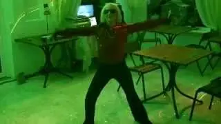 Девочка Рая в баре