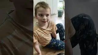 Цветные пластинки во рту и игра на саксофоне? Реально? Юра показывает, 6 лет #саксофон #саксофонист 