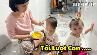 Hai Bé Sinh Đôi Đáng Yêu Khi Được Mẹ Chăm Sóc