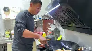 抓回来的一条大鱼，配上一壶玉米酒，三叔多喝了几杯开始吹牛了