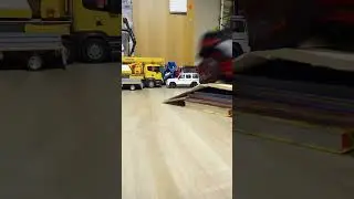 Хаммер H3 new bright едет в препятствие