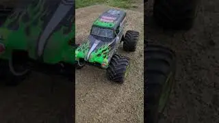 LOSI LMT GRAVE DIGGER ....
