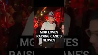 Внезапно мне понадобились перчатки Raising Cane's из-за MGK. Завершающий штрих к образу MGK на Су...