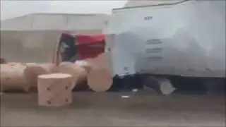 Mexican Police Prevent Highway Accident from Runaway Trailer