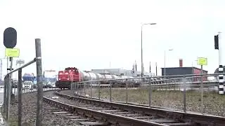 MaK DE 6454 Wim rijdt langs de haven Delfzijl