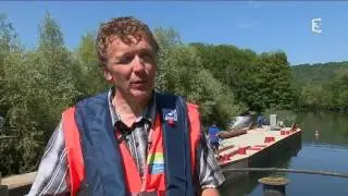 Le bateau de Voies Navigables de France balise la rivière le Doubs