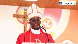 Waamini wafurahi Abate kutoka Togo, atoa homilia kwa Kiswahili. Asisitiza kuwa watu wa Shukrani huku
