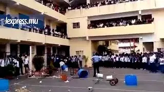Manif contre le paiement des frais d'examens dans un collège de Flacq