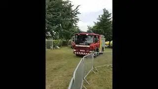 Humberside Fire & Rescue Service 2 Fire Engines Responding