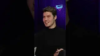 &Ouml;zg&uuml; Delikanlı: Jack Waltzer televizyonun sesini kısar ve beni &ouml;yle izler