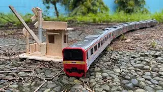 Menemukan dan Merakit Mainan Kereta Api Listrik KRL Panjang | Miniatur Kereta Api Indonesia