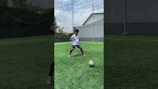 Kalo kamu center back atau full back yang pengen main bola modern, harus bisa passing antar lini