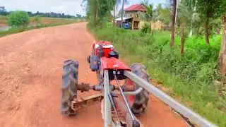 បើកគោយន្តតាមផ្លូវទៅដឹកស្មៅ