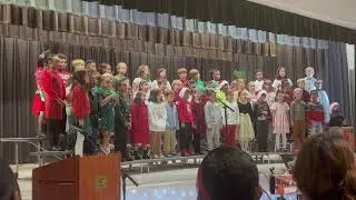 Excelente cantaron los peques de #2 grado en su concierto👍🏼🇺🇸