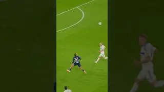 Silky touch. Smooth control. 🧲 #PSG #Ligue1 #Barcola