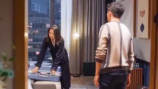 出軌丈夫和小三酒店開房被妻子撞個正着，妻子不顧不鬧回家收拾行李，帶着孩子立馬和他離婚！