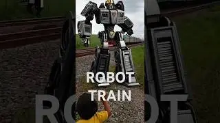 😍 Robot train greets the audience #train #transformers #robot #trendingshorts #shorts #trending
