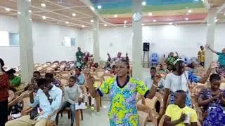 FR Olivier interprète le fr Tintini Sidi - Il n'a jamais été surpris par un évènement.