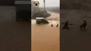 Stranded drivers rescued from deadly Spain flooding #shorts