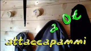 SPL0108 - Attaccapanni (coat hangers), con dei ritagli di legno