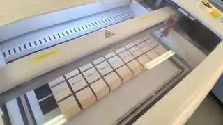 personalizzazione su cubi in legno. incisioni laser ad alta velocit&agrave;.