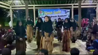 Penampilan regu 3 kemah santri MI Mifna 2025