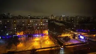 Ночной вид на двор из окна — снег, огни, машины | Фон для работы, сна — 15 мин
