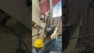 Ship's propeller removal. #marineengineer #marineengineering #drydock