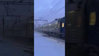 Оригинальный Alstom приветливо 😉 пролетает сумрачную станцию