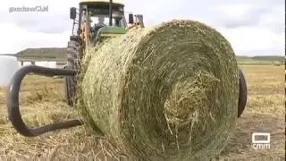 Así se elaboran estos inmensos rulos, que guardan el forraje. 12/06/2018.