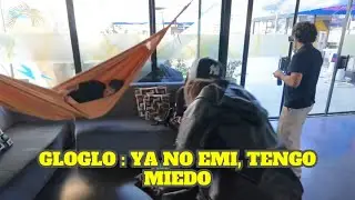 EMIKUKIS JUEGA CON GLOGLO EN LA HAMACA COMO SI FUERA UN COLUMPIO