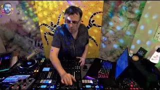 Fran&ccedil;ois K spinning Mr Disc and Good Vibes' classics during his Italo-disco live set