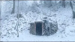 Building a Warm and Cozy  Shelter for Survival, 9 Days of Survival in the Wilderness