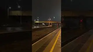 Старый заказ перед заменой на новые составы Aurora Class 810. Поезд Meridian 222104 прибывает в Л...