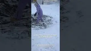 Tiny ice pit at Changbai Mountain traps tourists