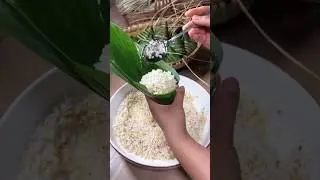 Make rice dumplings during the Dragon Boat Festival